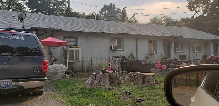 Hummingbird Trailer Park Picture 2