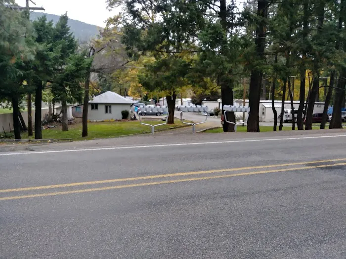 Hummingbird Trailer Park Picture 6