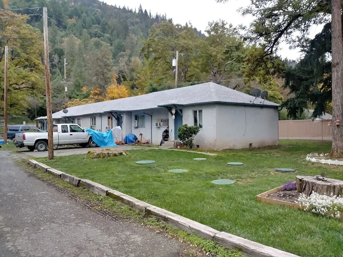 Hummingbird Trailer Park Picture 4