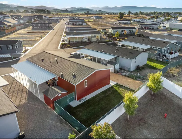 Pacific Village Mobile Home Park Picture 9