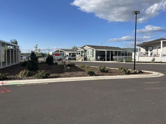 Pacific Village Mobile Home Park Picture 4