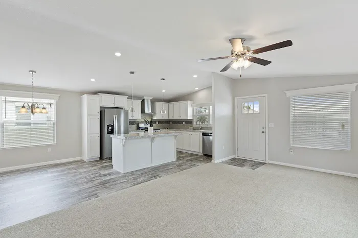 Holiday Mobile Home Estates Picture 8