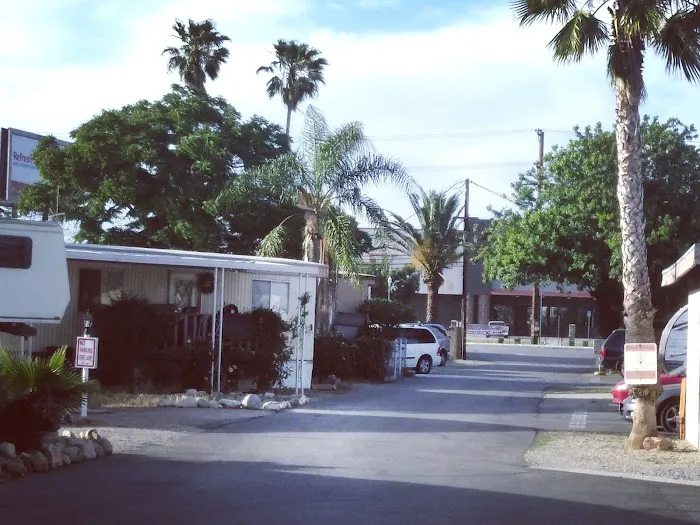Bloomington Mobile Home Park Picture 9