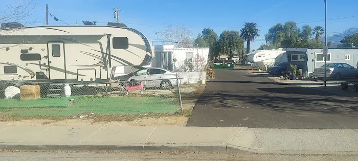 Kozy trailer park Picture 9