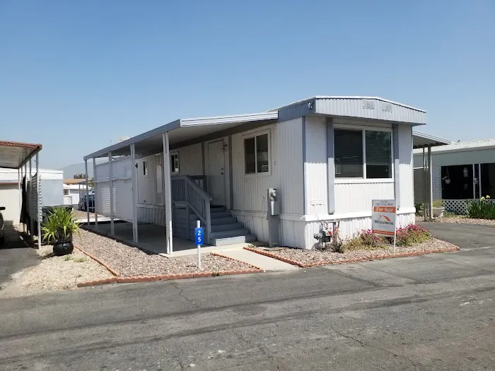 Blue Fountain Mobile Home Park Picture 2