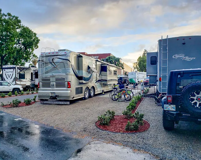 Vacationer RV Resort Picture 6