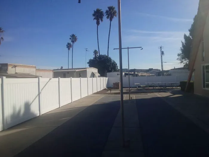 Royal Palms Mobile Home Park Picture 3