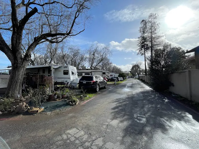 Sleepy Hollow Trailer Park Picture 9