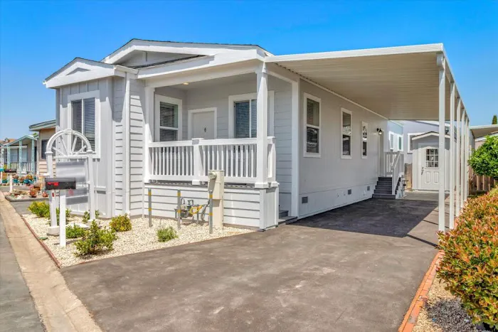 New Frontier Mobile Home Park Picture 3