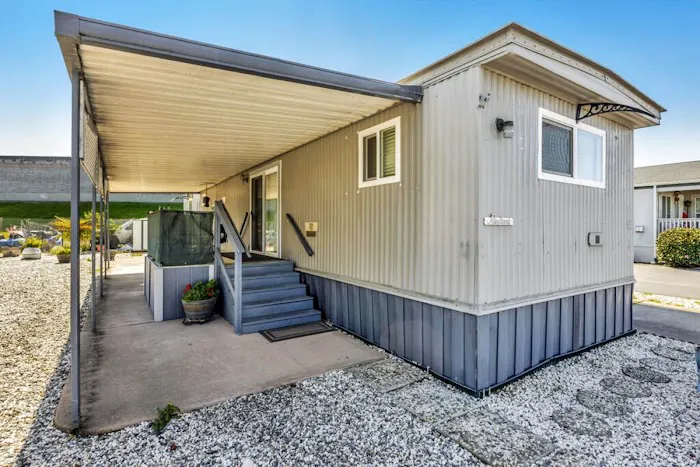 Tropics Mobile Home Park Picture 2