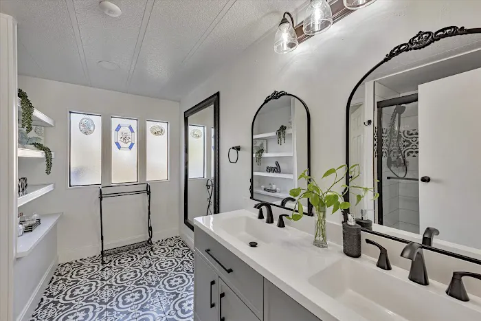 Tropics Mobile Home Park Picture 4