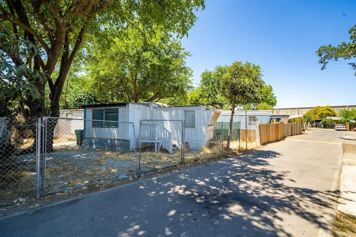 Big Wheel Mobile Home Park Picture 5