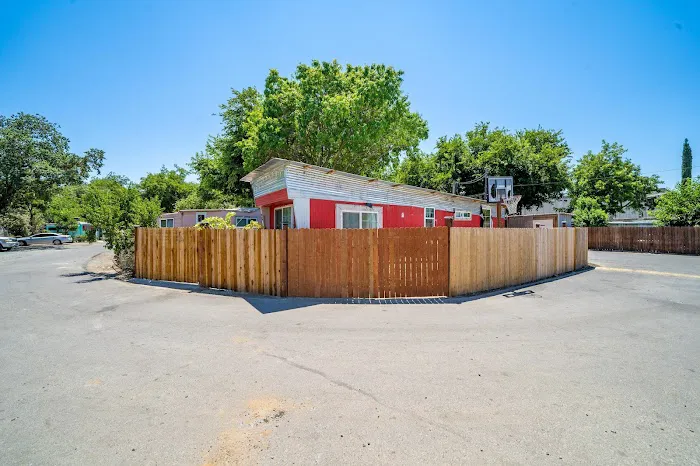 Big Wheel Mobile Home Park Picture 4