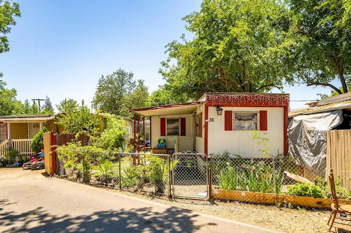 Big Wheel Mobile Home Park Picture 2