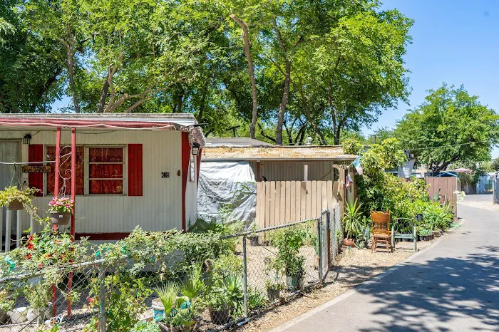 Big Wheel Mobile Home Park Picture 10