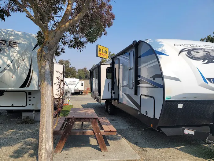 Tradewinds RV Park Picture 3