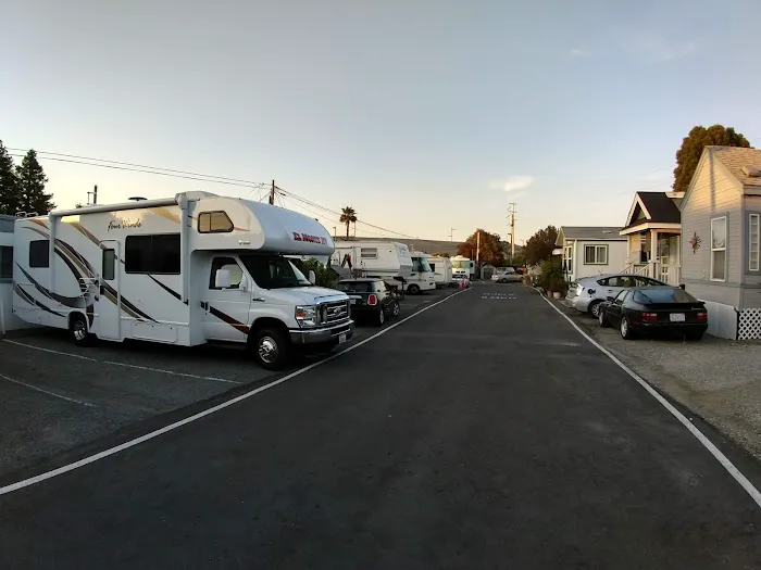 Golden Gate Trailer Park Picture 3