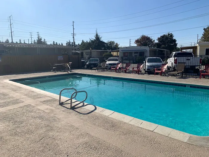 Holiday Manor Mobile Home Park Picture 2