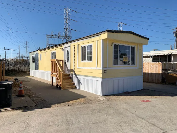 Holiday Manor Mobile Home Park Picture 4