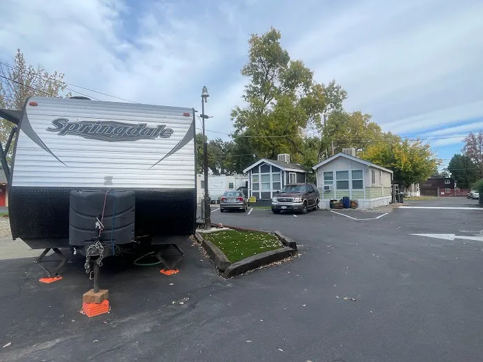 College Oaks MH & RV Park Picture 6