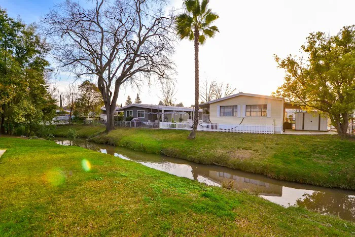 Heritage Oak Glen Mobile Home Park Picture 3