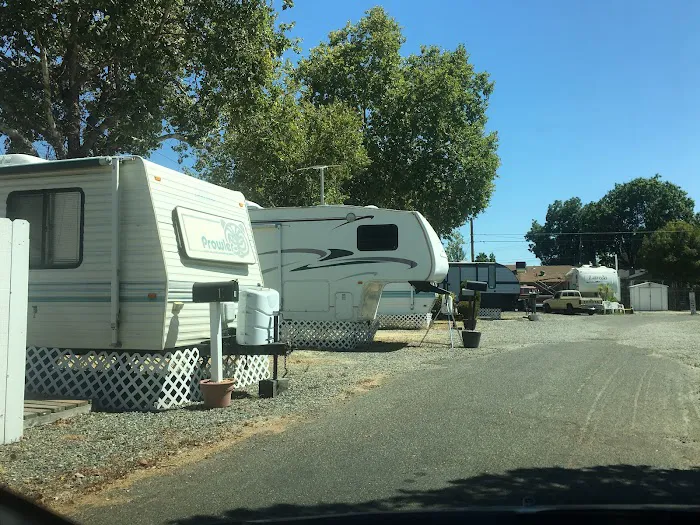 Rose-Villa Trailer Park Picture 4