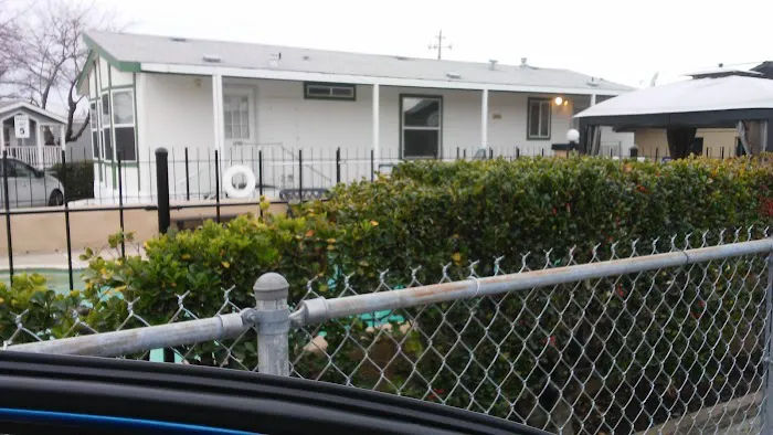 Royal Oaks Mobile Park Picture 2