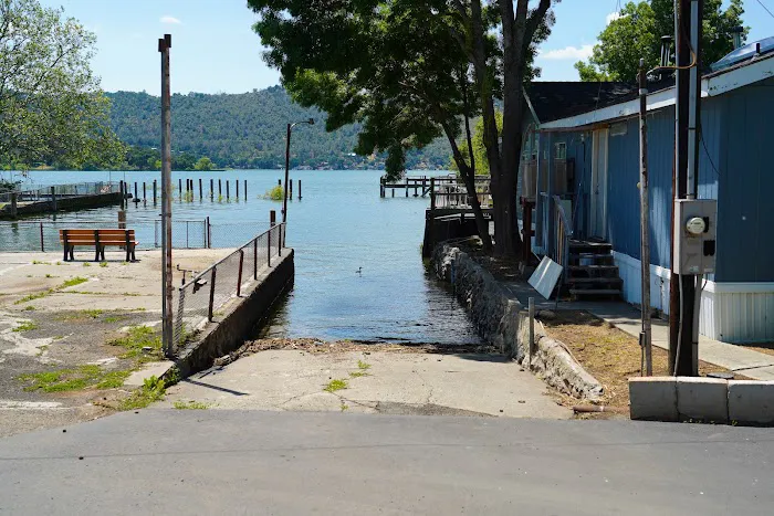 Lake Front Mobile Home & RV Park Picture 7