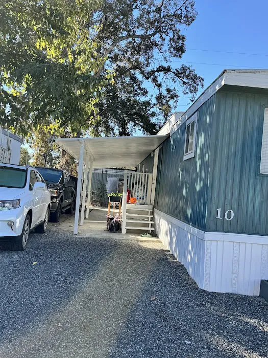 Lakeland Mobile Home Park Picture 3
