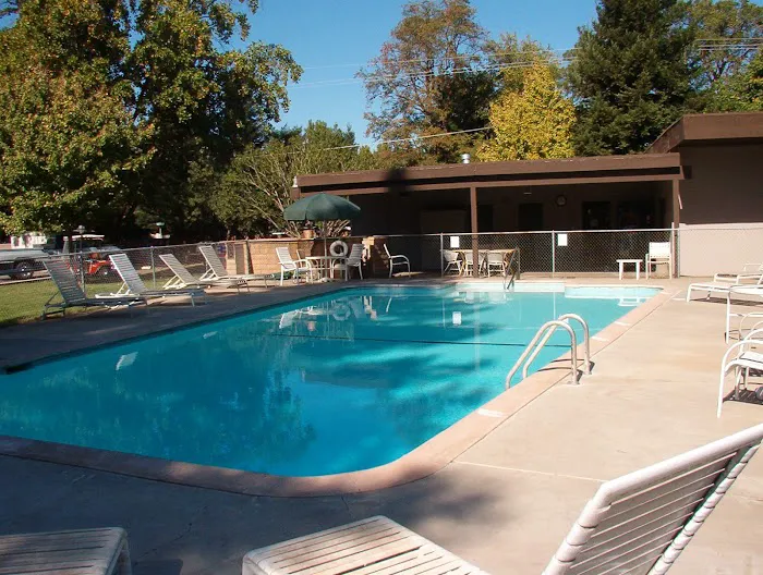 Almond Grove Mobile Home Park Picture 3