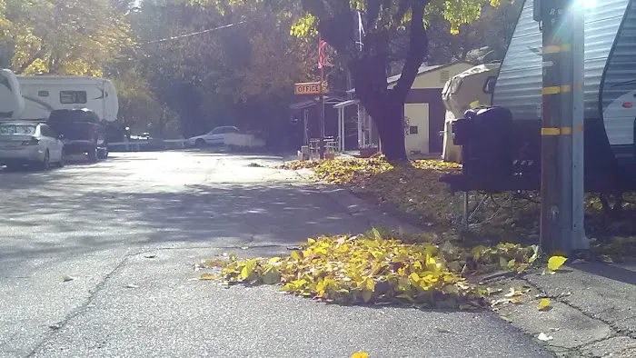 Bend Mobile Home & RV Park Picture 4