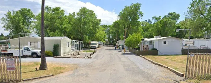 De Luxe Mobile Home Park Picture 3