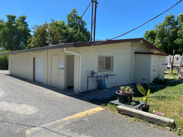 De Luxe Mobile Home Park Picture 4