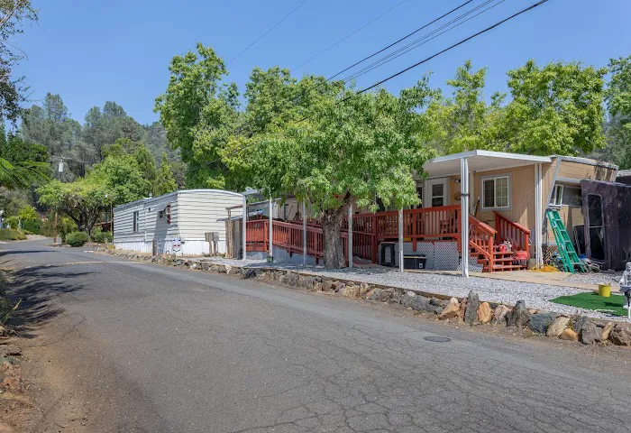 Shasta Lake Mobile Home Park Picture 10
