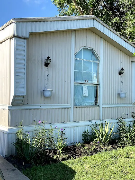 Southern Breeze Mobile Home Park Picture 3