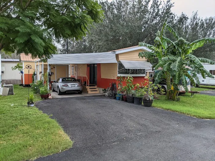 La Mirada Country Estates (Family Mobile Home and RV Park) Picture 3