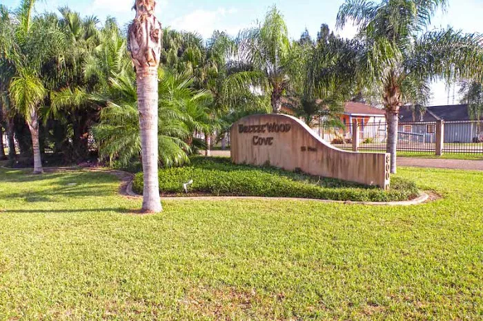 Breezewood Cove RV Park Picture 8