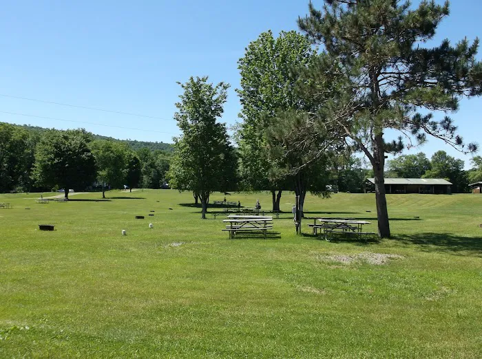 Crazy Acres Campground at Beaver Spring Lake Picture 2