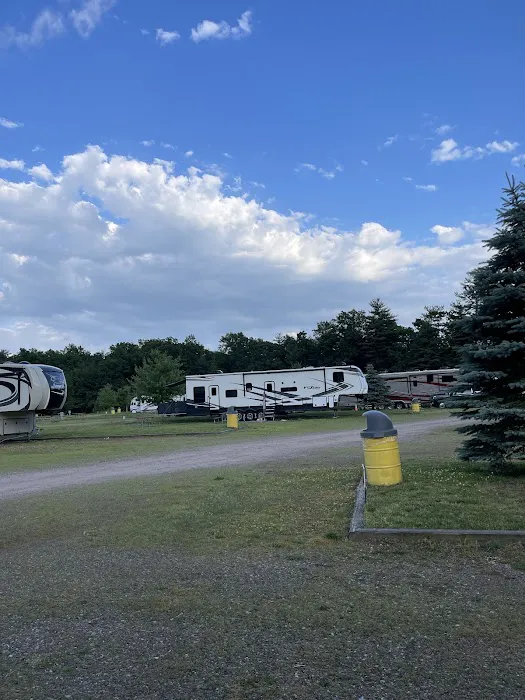 Lake Compounce Campground check-in and store Picture 1