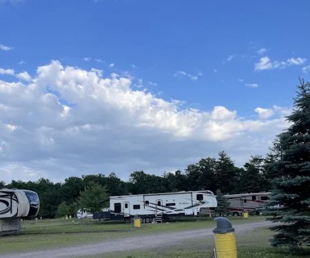 Lake Compounce Campground check-in and store