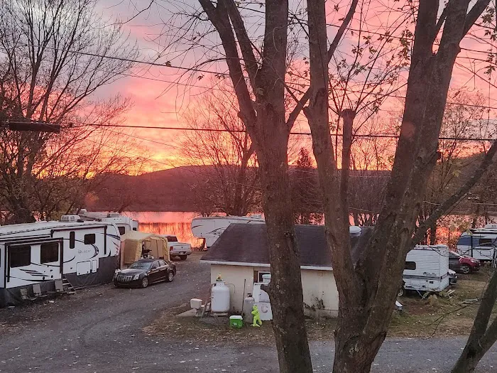 Wray's Riverfront Campground Picture 8