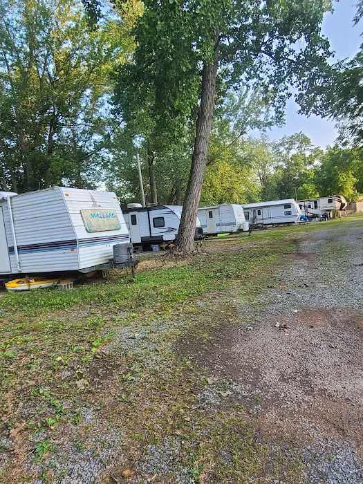 Wray's Riverfront Campground Picture 7