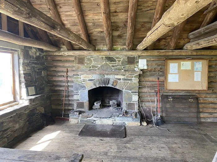 Pinnacle Trail Hut Picture 4