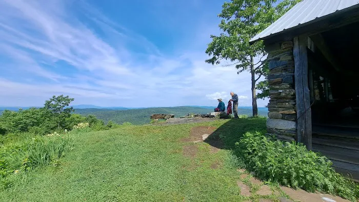 Pinnacle Trail Hut Picture 3