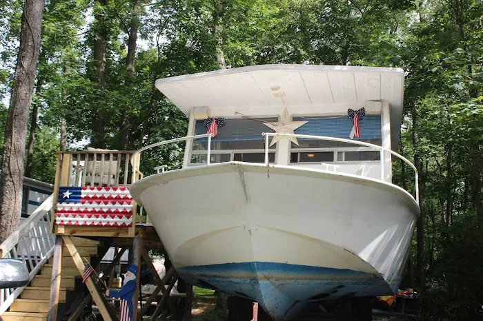 Lazy Dayz Riverfront Campground Picture 4