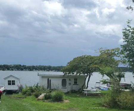 Lakefront cottage @ Silverlaken Estate
