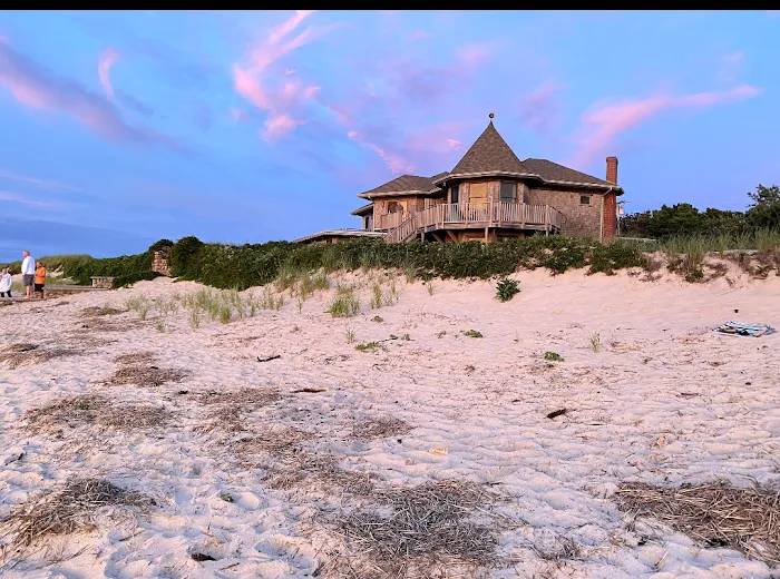 Linger Longer By the Sea Apartments Picture 10