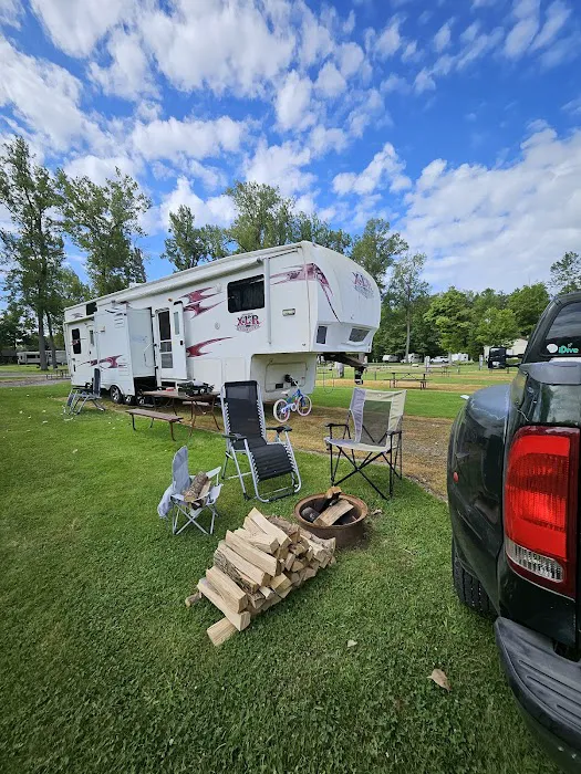 Niagara's Lazy Lakes Camping Resort Picture 1
