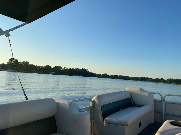 Riverside Camp and Marina Picture 3