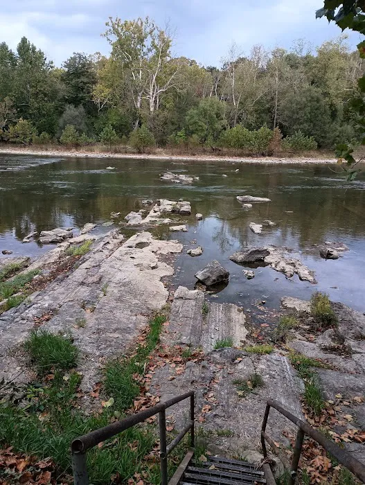 Riverside camping Picture 8